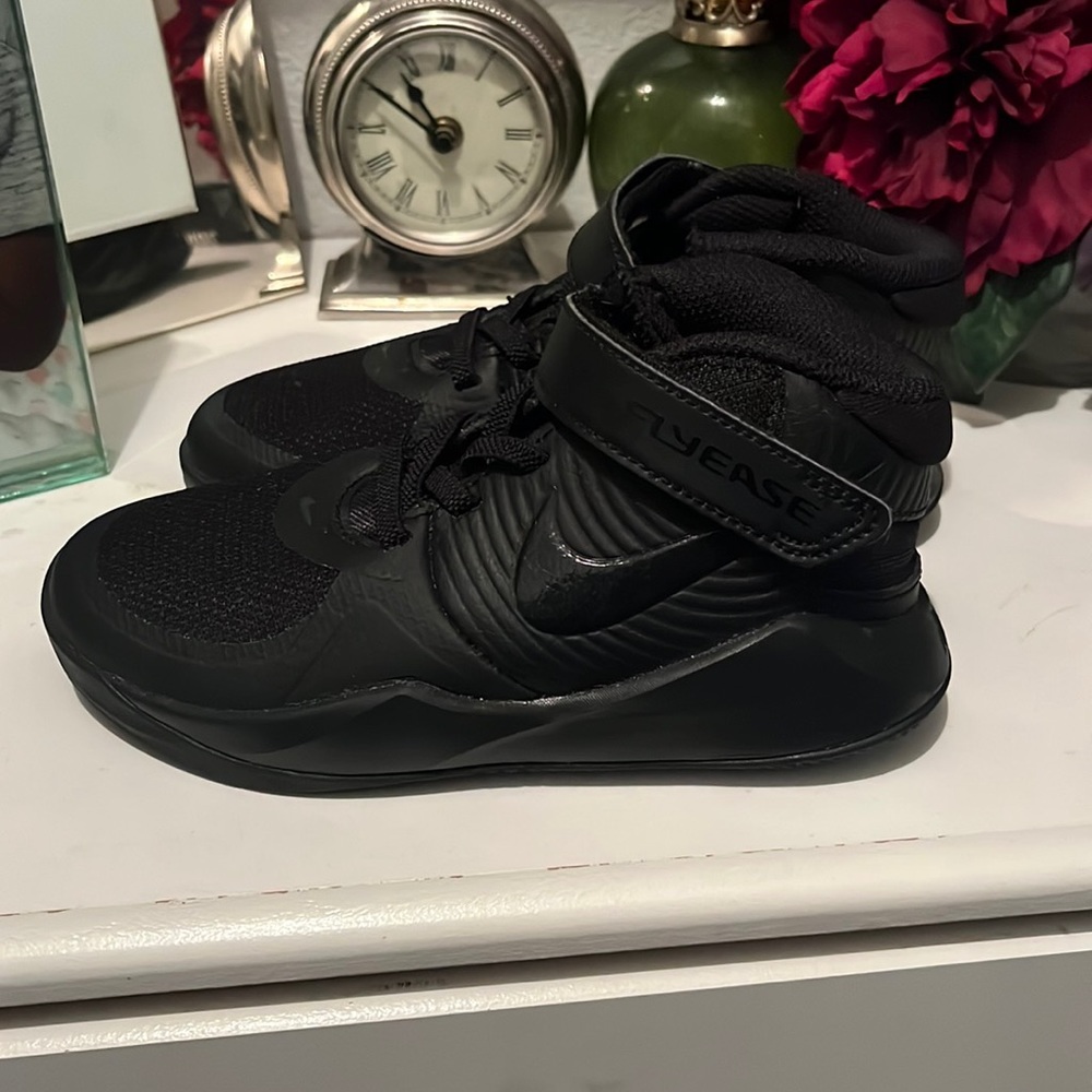 Black Nike FlyEase